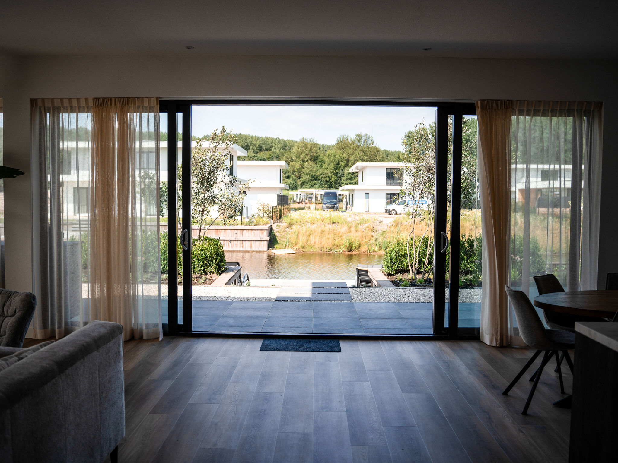 Vakantievilla met dakterras aan het water 