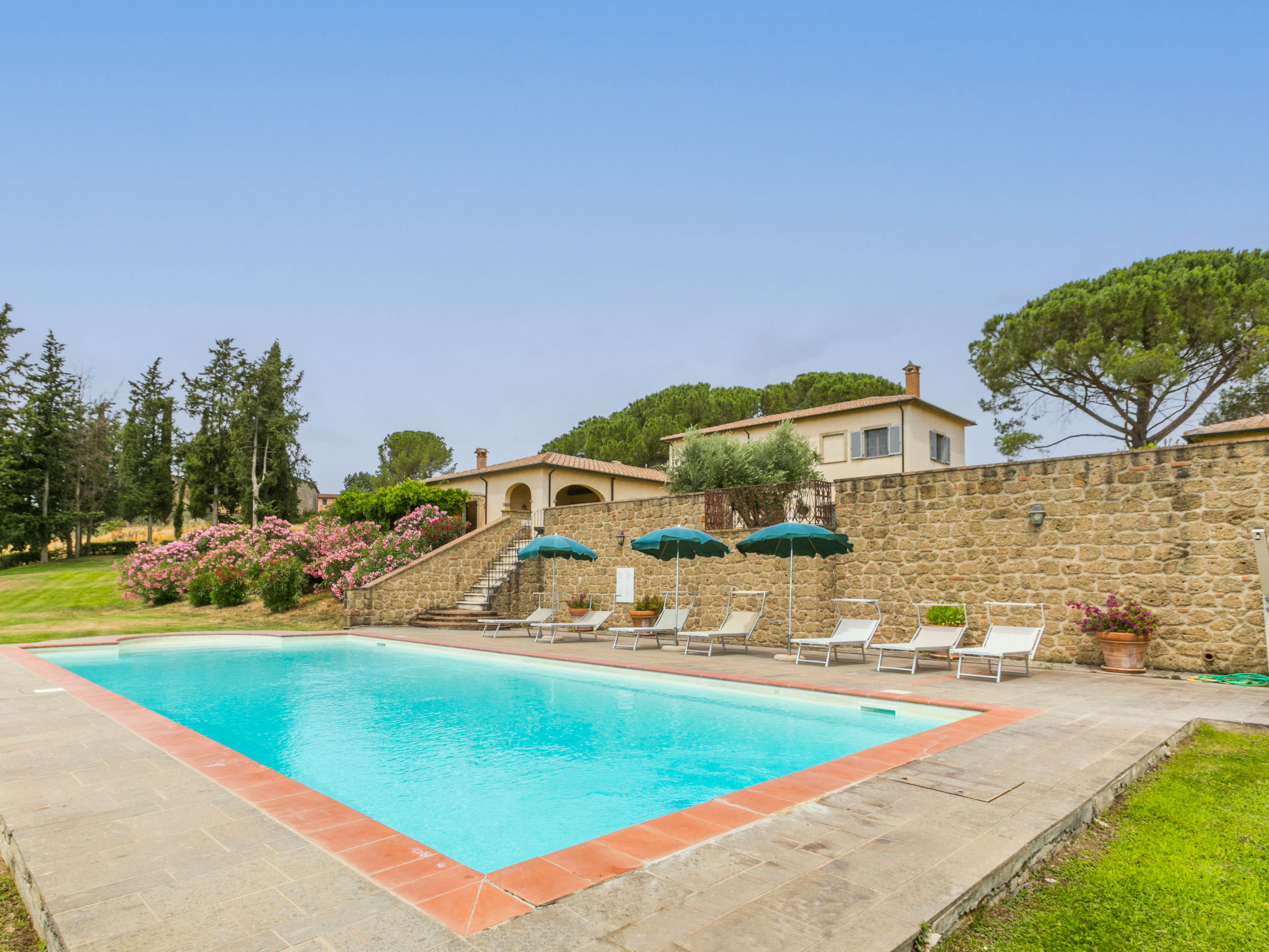 Villa met open haard en tuin