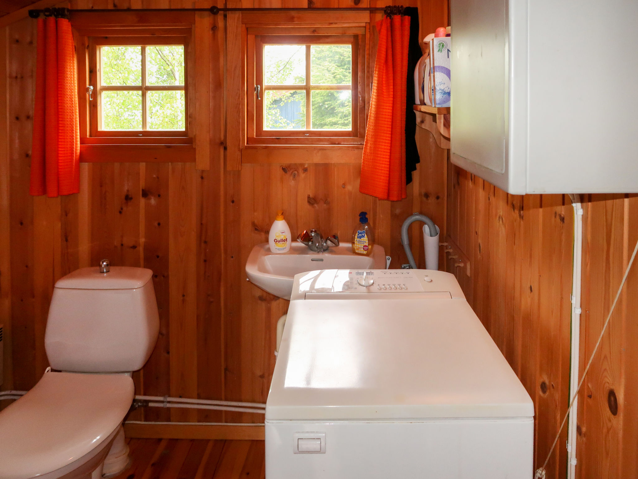 Logement de vacances en bois avec vue sur la mer à Jondal