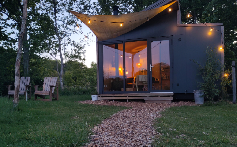 Cozy tiny house with hot tub (5p) in nature