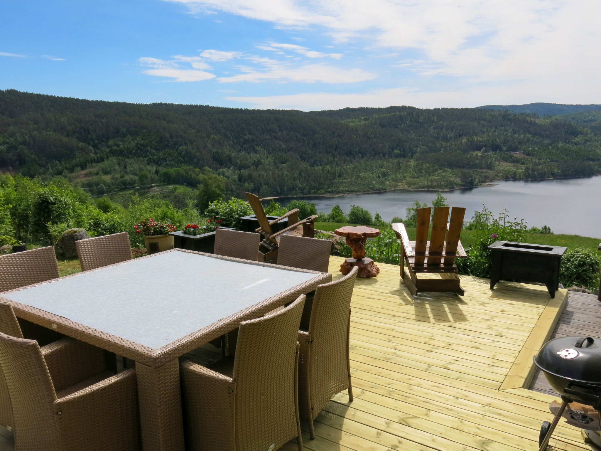 Lake view holiday home