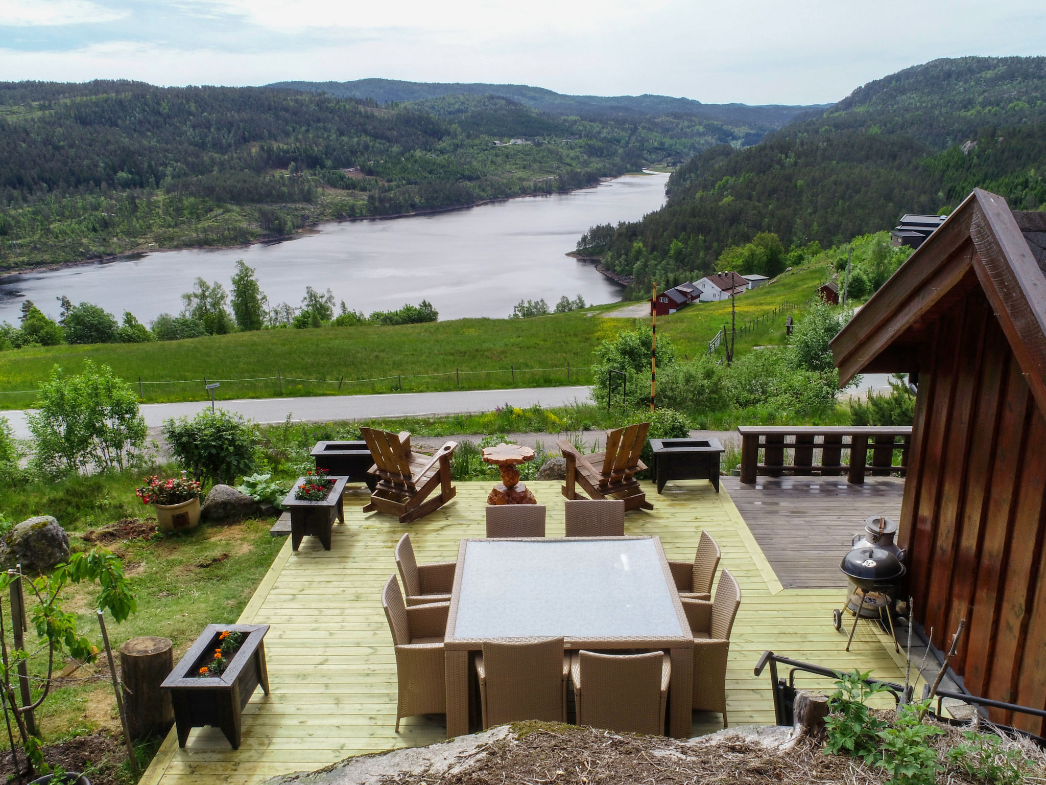 Lake view holiday home