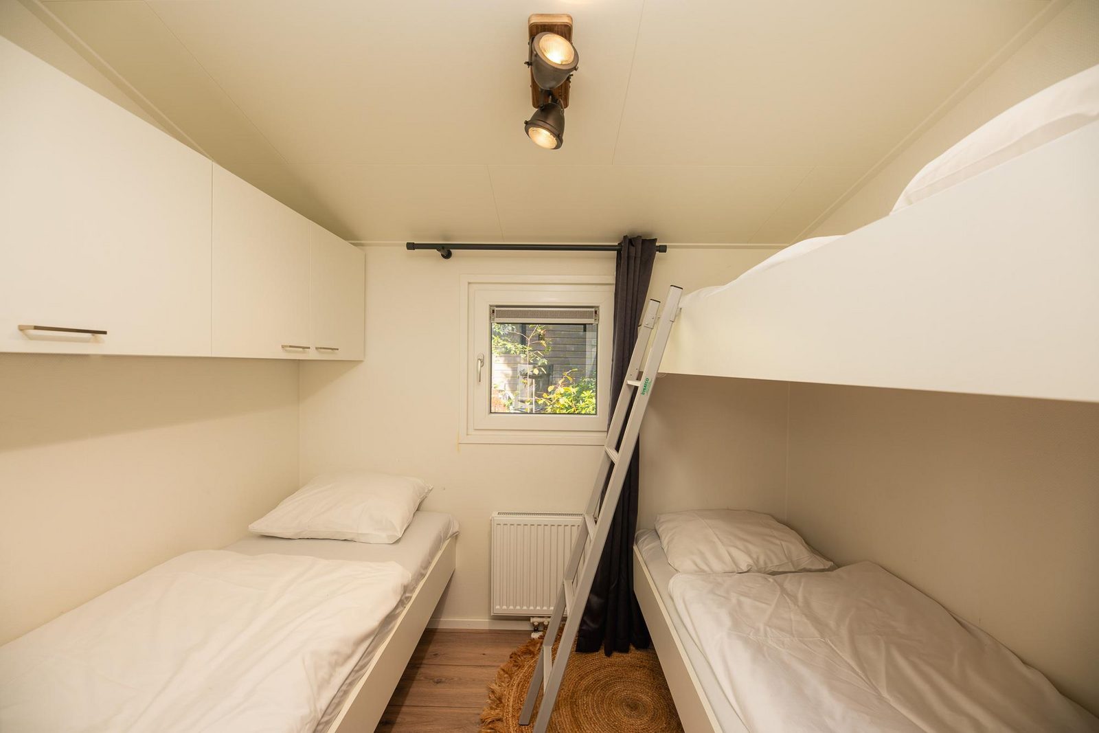 5-person lodge in wooded area