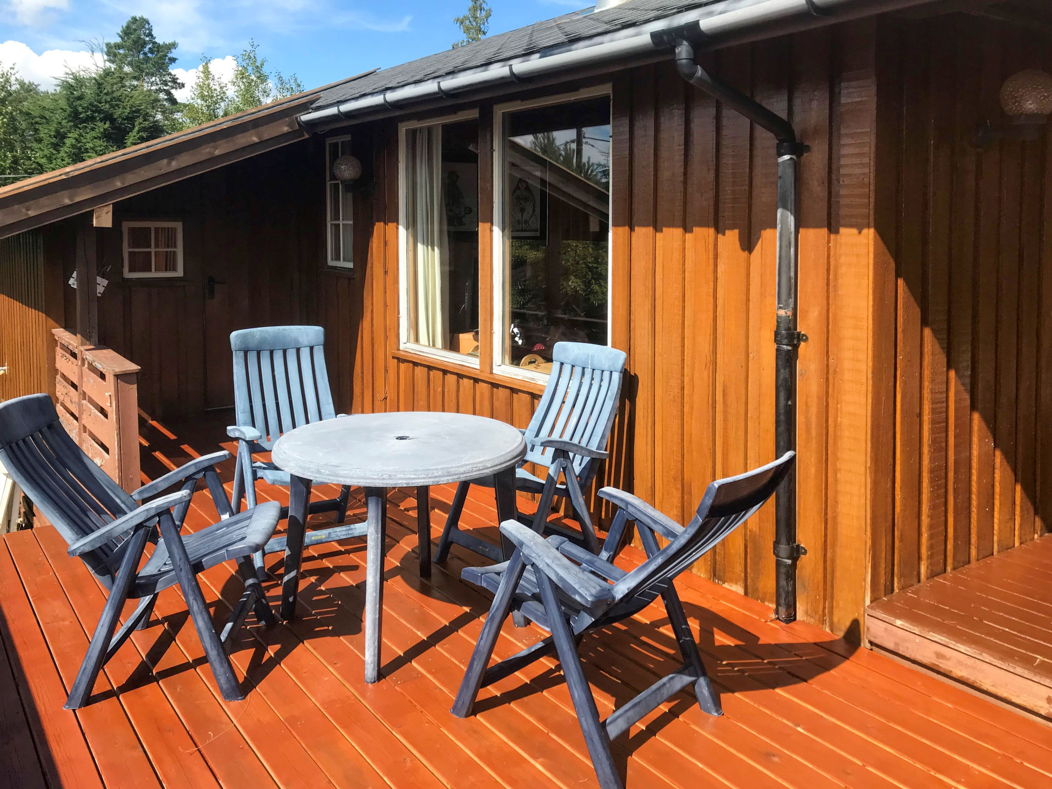 Logement de vacances en bois avec vue sur la mer à Jondal