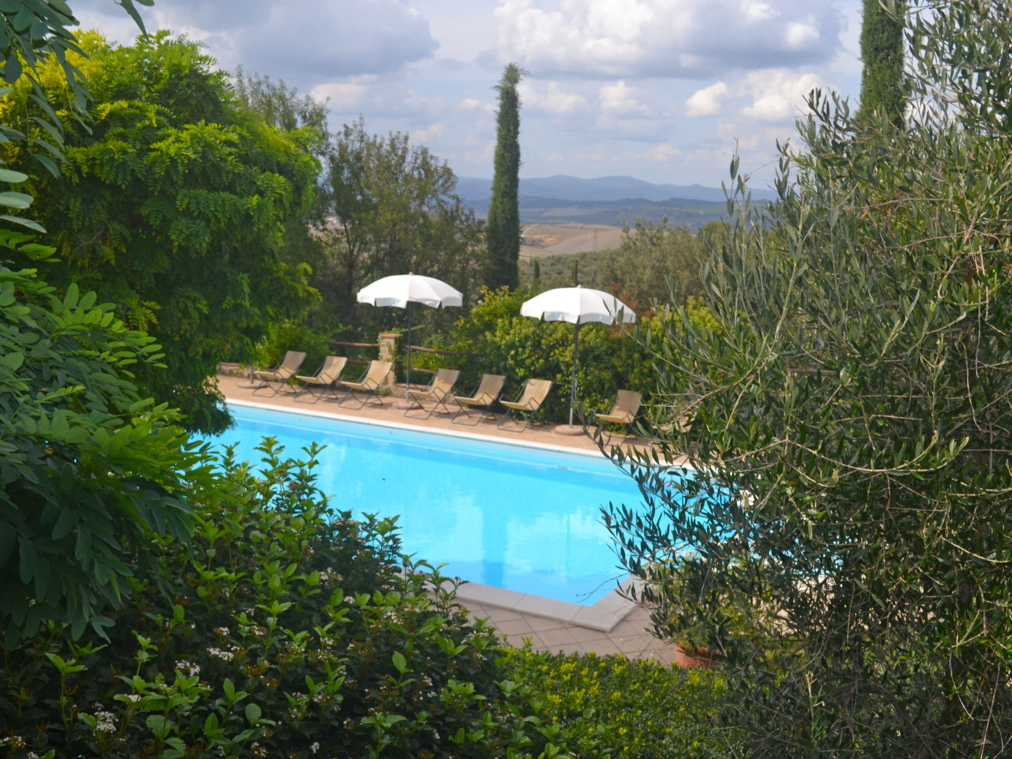 Holiday home surrounded by greenery for 16 people.