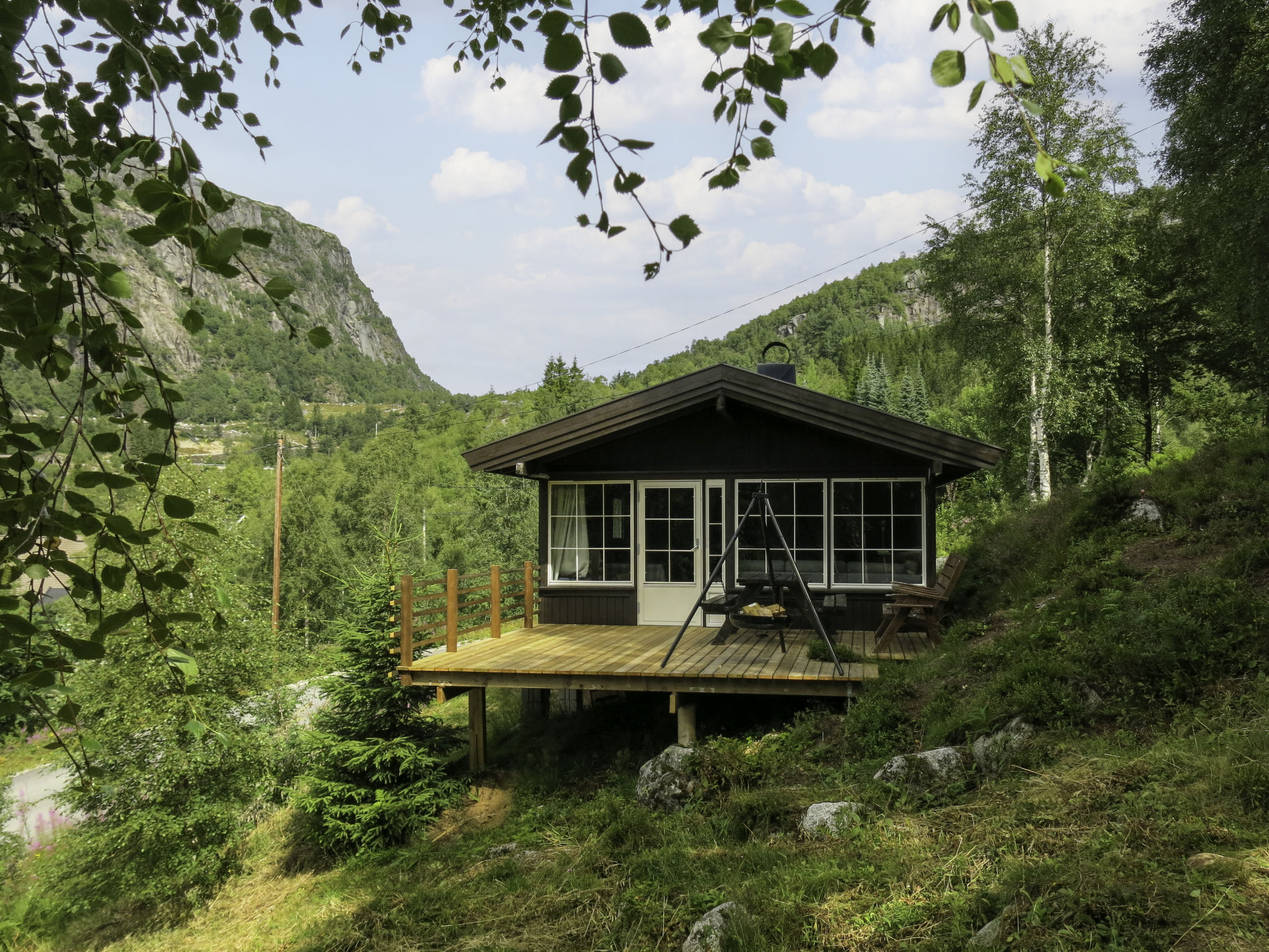 Green holiday home in the mountains in Ljosland