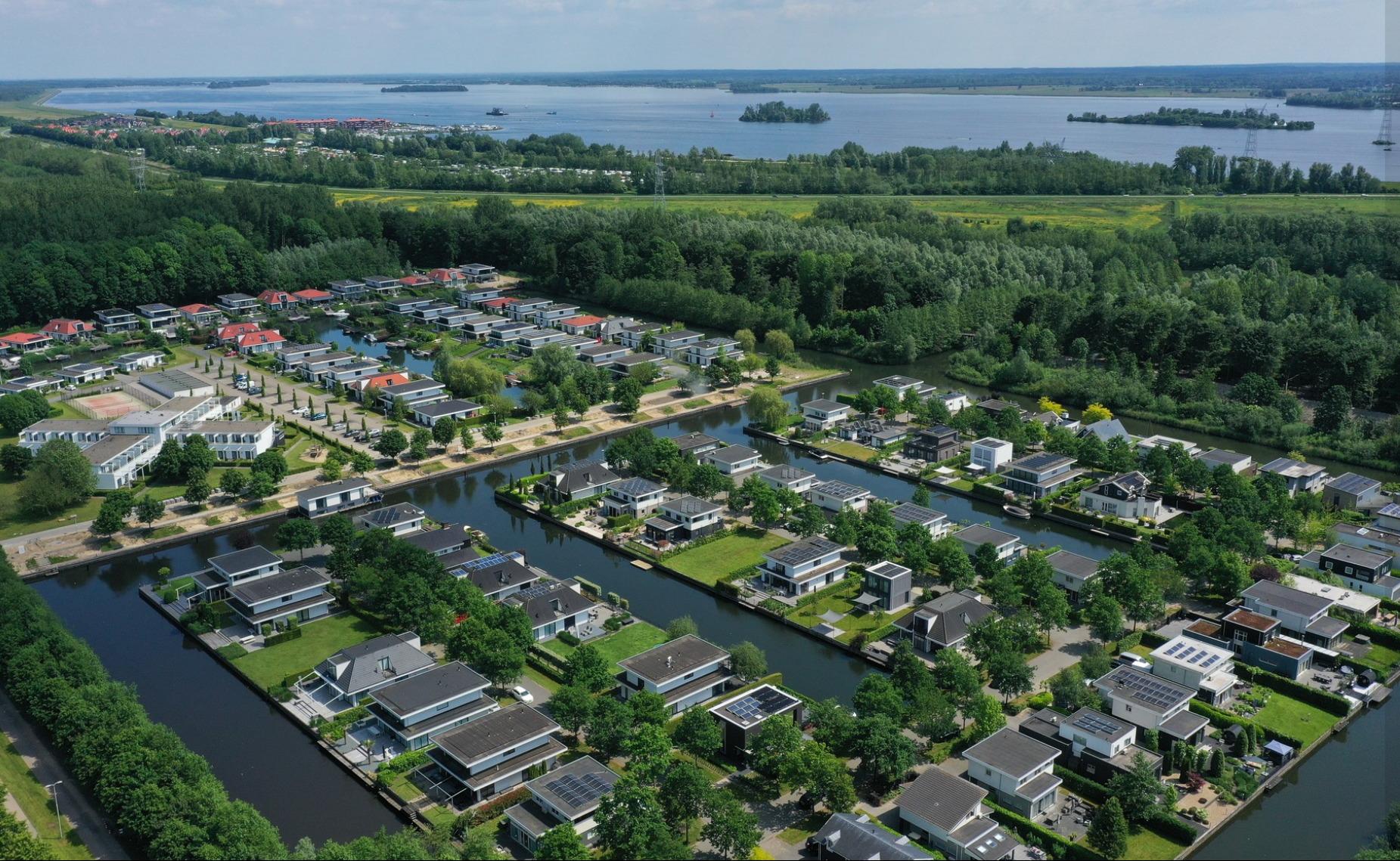 Vakantievilla met dakterras aan het water 